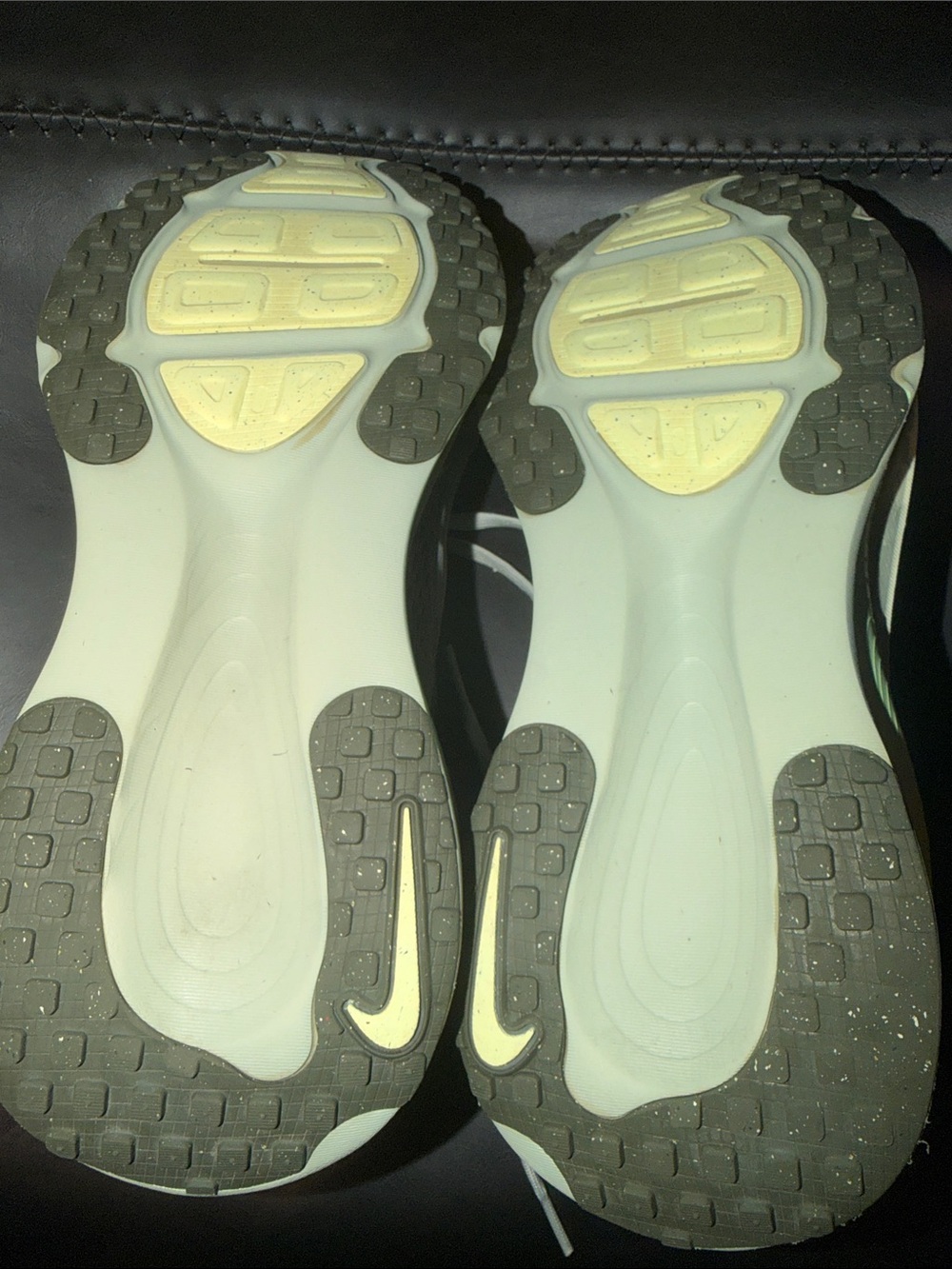 Nike Women’s Vomero 18 Running Shoes in Light Gray with Mint Accents, Sz 8.5 - Picture 7 of 9